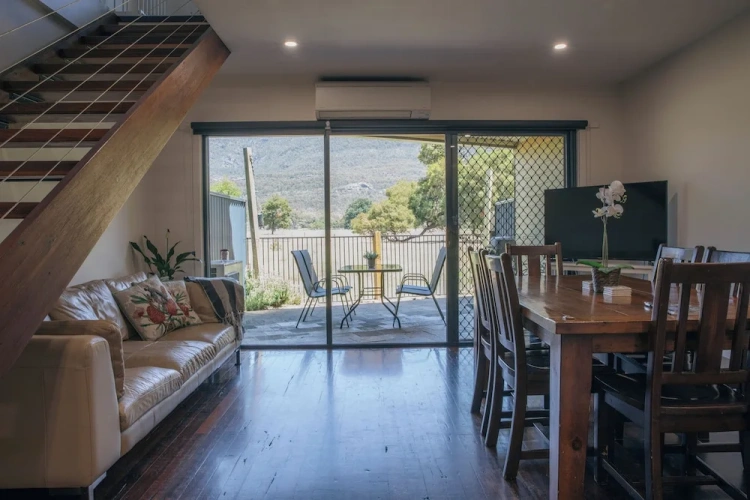 3 Bedrooms Standard Family room with mountain view