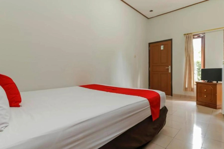 RedDoorz Plus @ Karet Pedurenan 3
