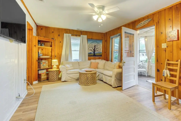 Cozy Cottage Just 2 Blocks From the River!
