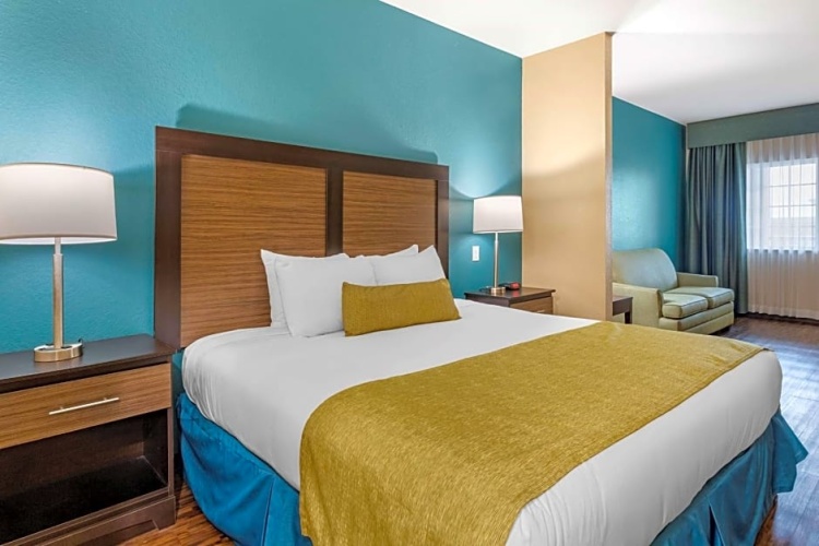 Suite with balcony and with partial ocean view