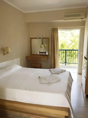 Standard Double room with balcony and with partial sea view