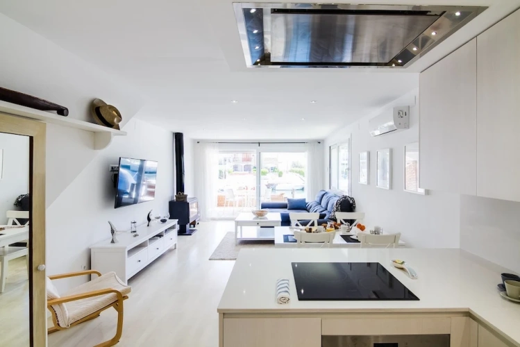 2 Bedrooms Apartment with balcony and with sea view