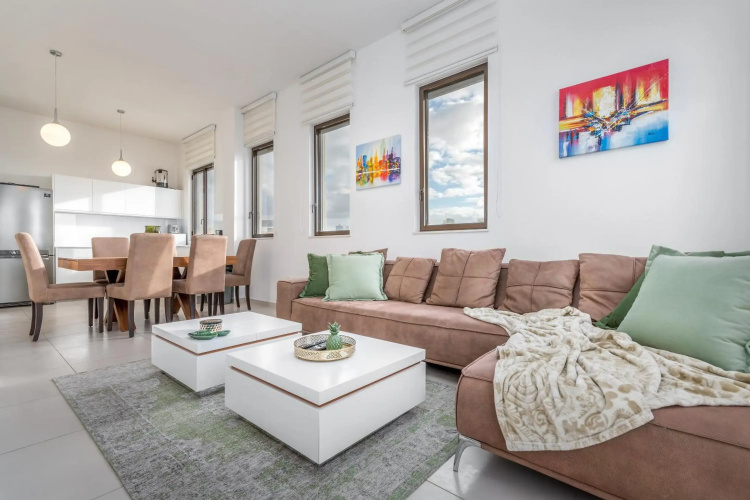 Modern & Bright 3 BDR close to the beach