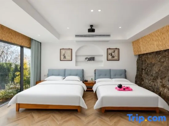 Suite with courtyard view