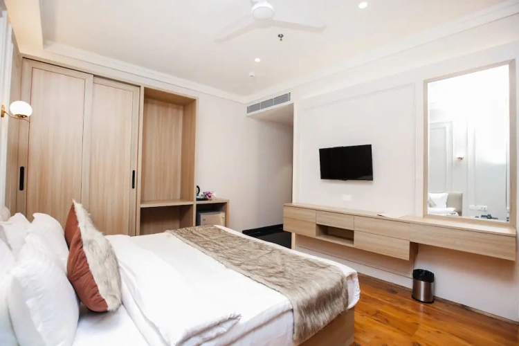 Standard Club room with city view