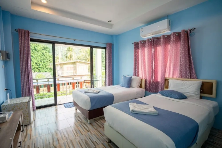 Standard Twin room with garden view