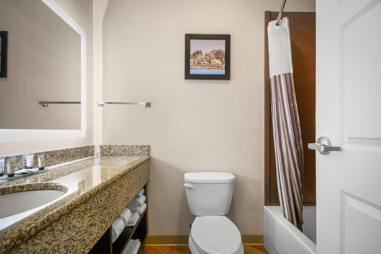 La Quinta Inn & Suites by Wyndham Stonington-Mystic Area