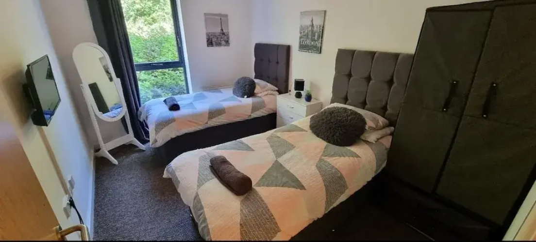 360 Serviced Accommodations - Brentwood 2 Bedroom Executive Apartment With Secure Parking
