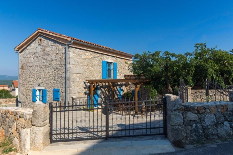 2 Bedrooms Villa