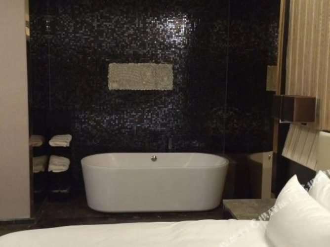 Maitao Crystal Hotel