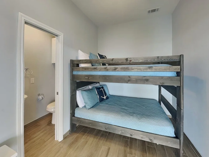 4 Bedrooms Cottage