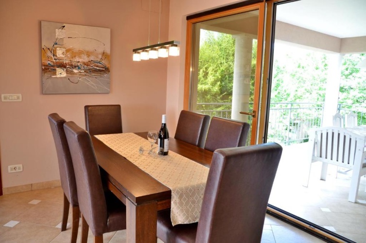 3 Bedrooms Apartment