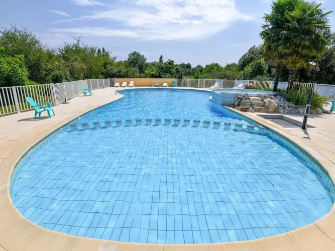 Cottage With Swimming Pool and Activities