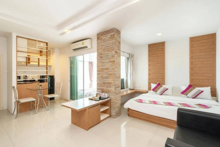 2 Bedrooms Standard Quadruple Family room with balcony