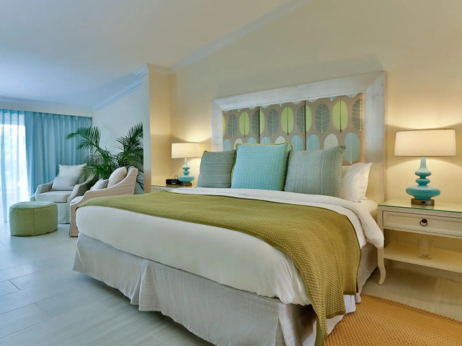 Suite with pool view
