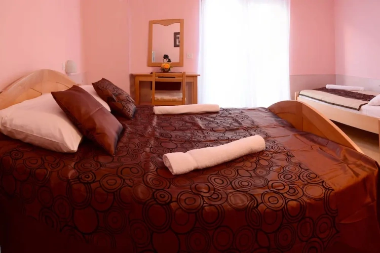 Standard Triple room with park view