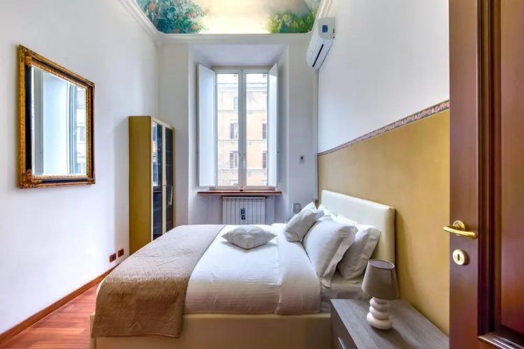 Large and Charming Flat Near Termini