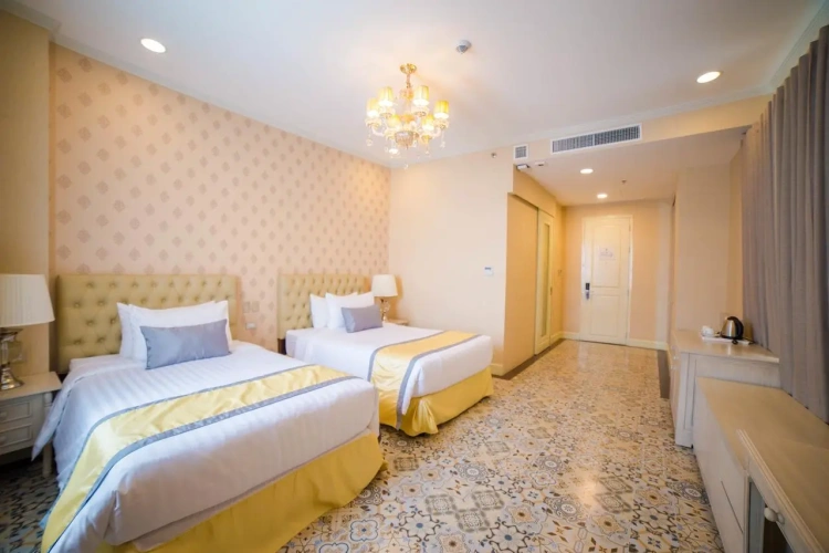 Standard Twin Club room with balcony
