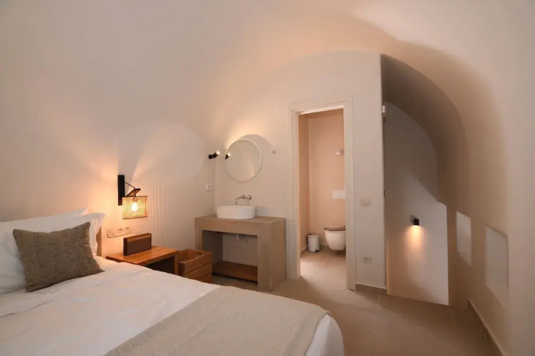 Santorini - Villa - Sleeps 4 - Pool - Parking