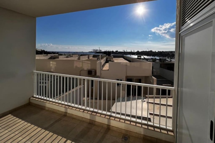 3 Bedrooms Apartment