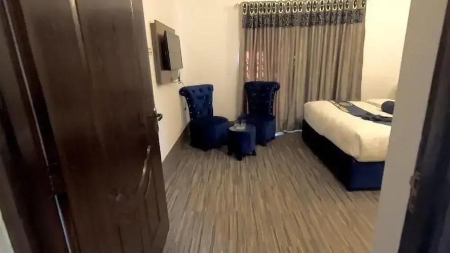 Hotel The Holiday