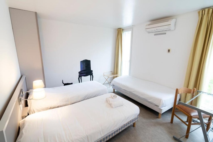 Standard Triple room