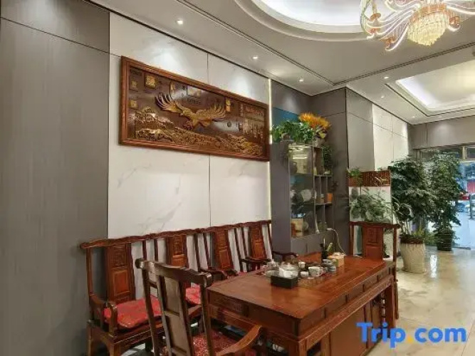 Qujing Qingyi Business Hotel