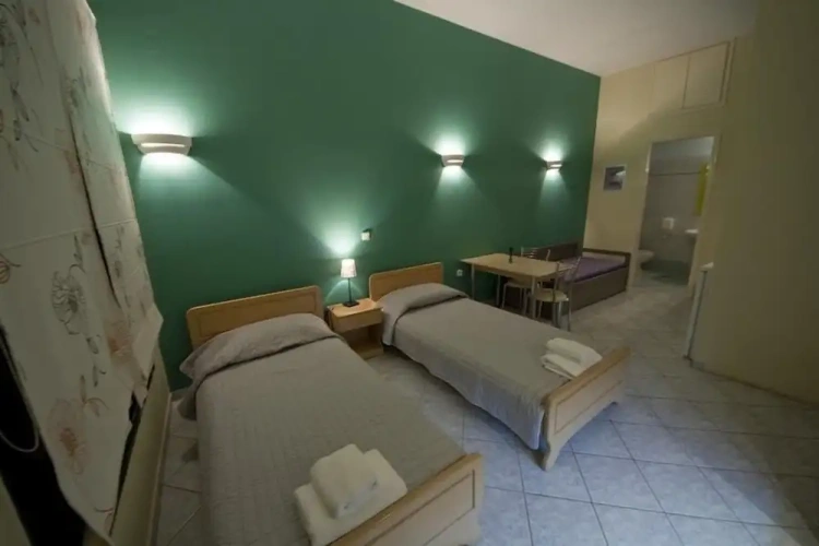Standard Triple room with garden view