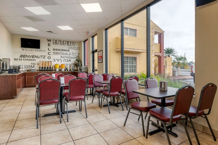 Econo Lodge Inn & Suites Maingate Central photo 23