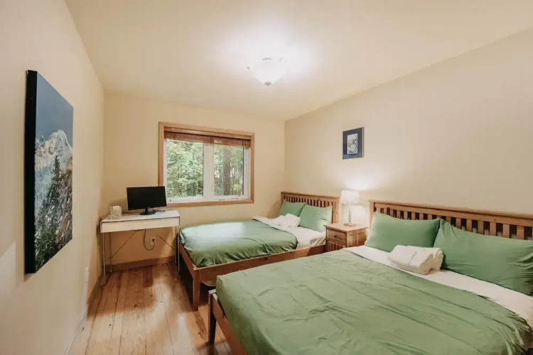 Mt Baker Lodging Cabin 40gs is a Classic NW Cabin
