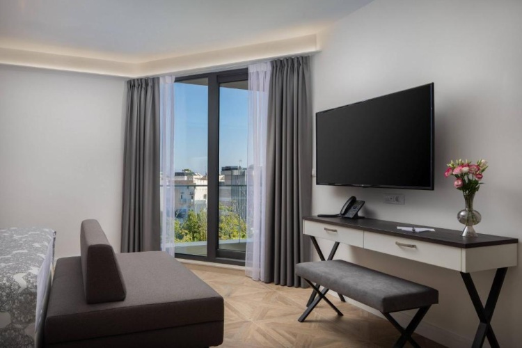 Standard Double room with partial sea view