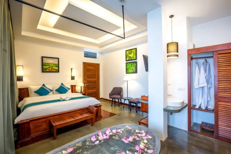 Suite with balcony and with pool view