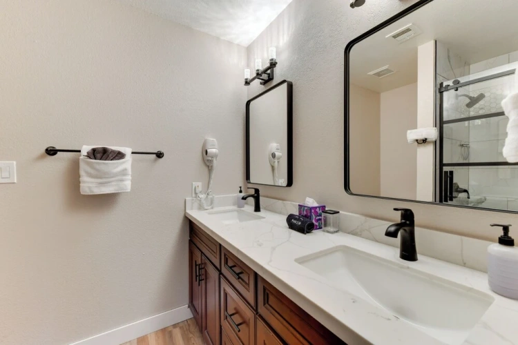 3 Bedrooms Apartment
