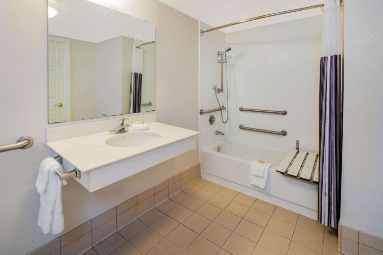 La Quinta Inn & Suites by Wyndham Irvine Spectrum photo 9