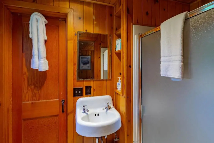 Lake Creek Lodge