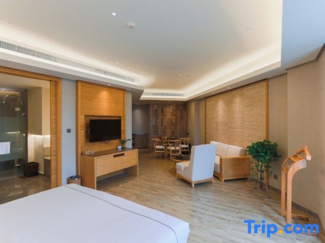 Suite with lake view