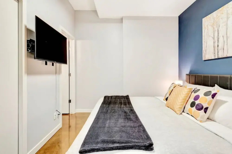 Downtown Condo w Incredible Views and BBQ