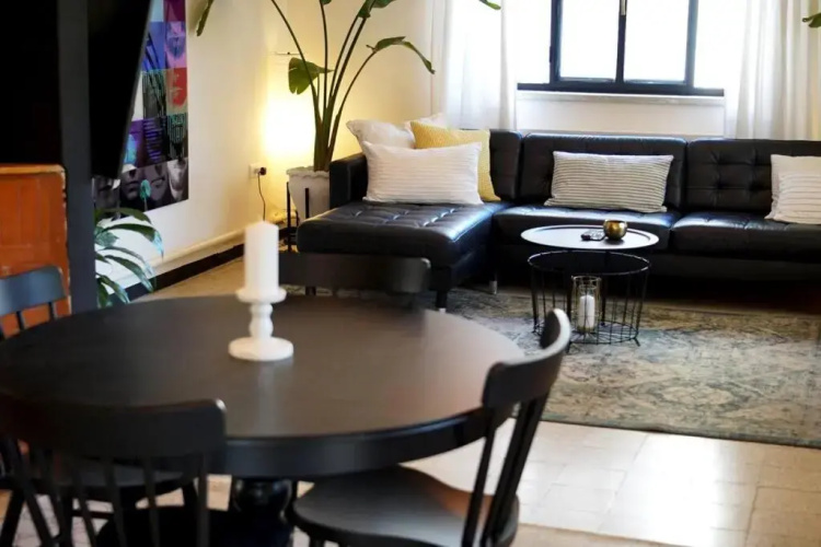 Inspiring 3Bed Unit with Sunny Balcony & Fireplace