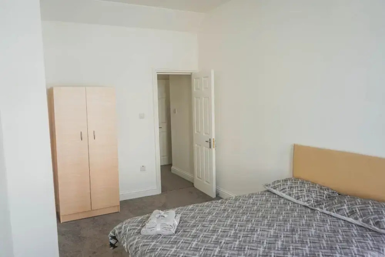 1 Bed Flat in Pedestrianized High Street