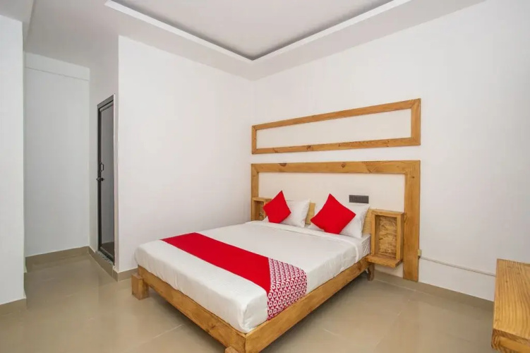 OYO 15111 Greencity Comforts