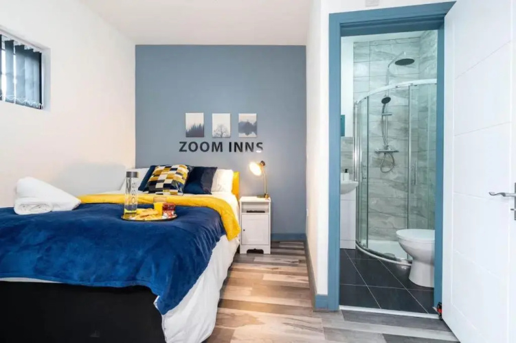 Comfy, modern studio with Netflix