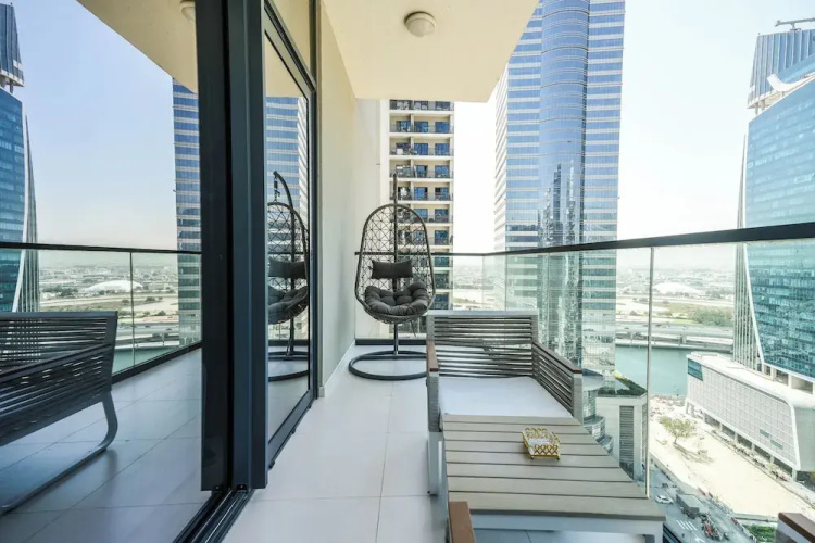 KeyRock Living - Lakeview Luxury