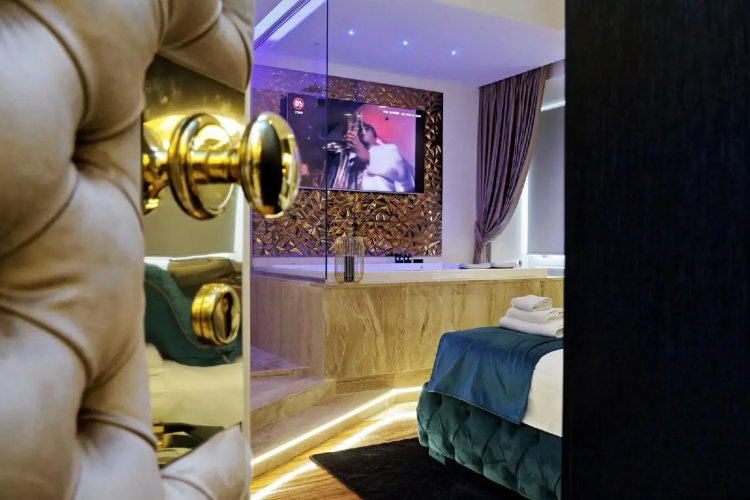 Trevi Diamond Luxury Suites & Jacuzzi