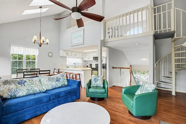 6F Cumberland - split level, 2 bedroom villa, full access!! 2 Condo