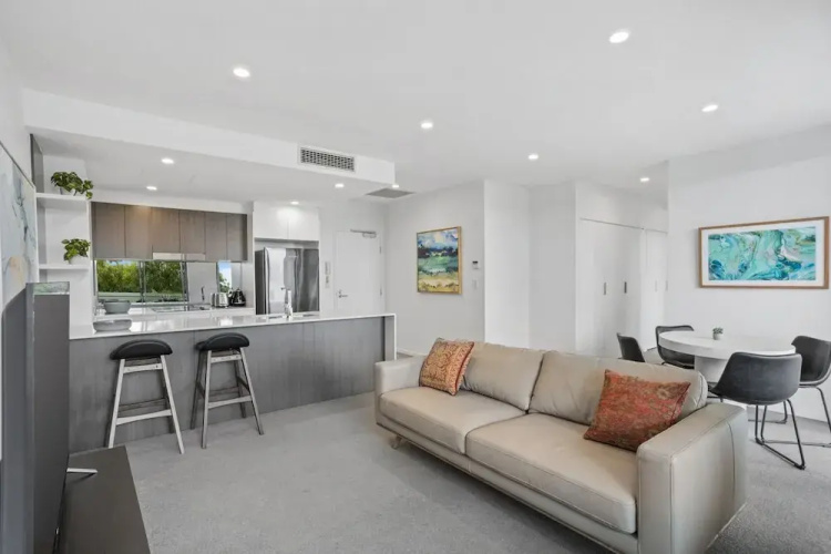 Sleek 2-bed With Balcony and Communal BBQ Area