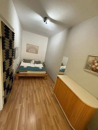 1BR Plus LR Apt Top Vienna Location