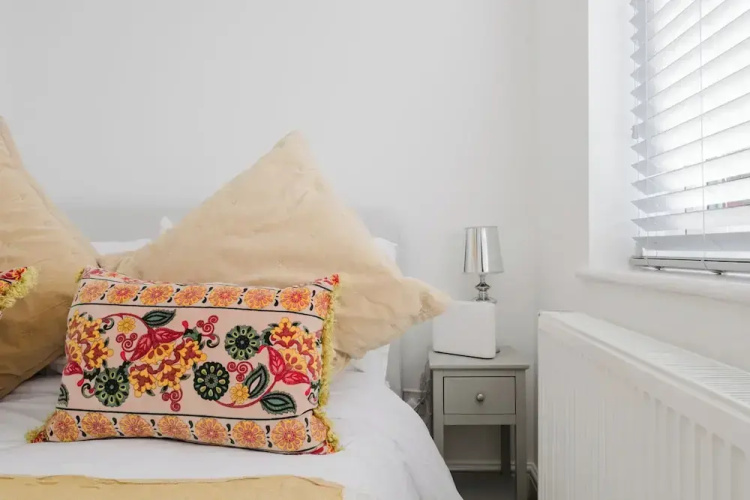 Corner House - Bright 2BD in Cheltenham