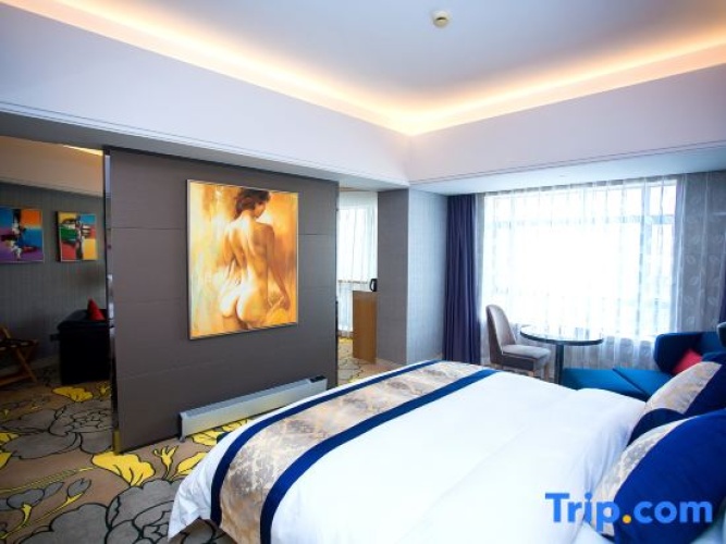 Deluxe Double Suite with street view