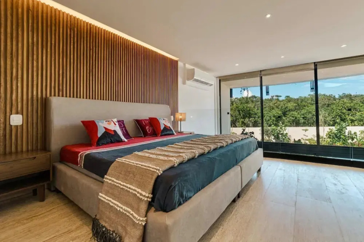 Mistiq Luxury Condo Min. from Everything