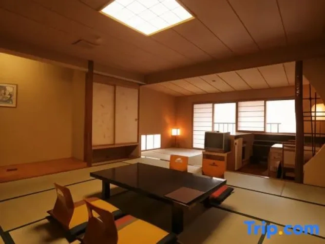 Standard Triple room with courtyard view